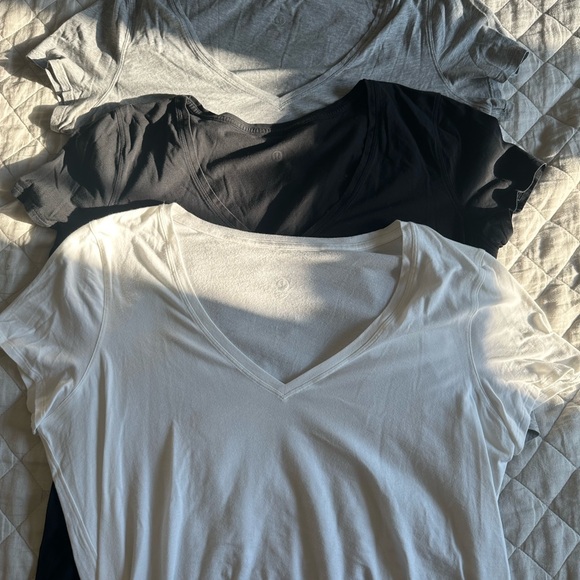 Lululemon love vneck tshirt in gray, white & black - Picture 3 of 5